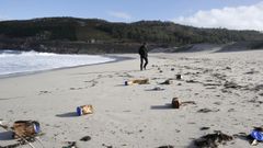 La playa de Lourido, en Mux�a, apareci� plagada de botes de leche en polvo con indicaciones en �rabe