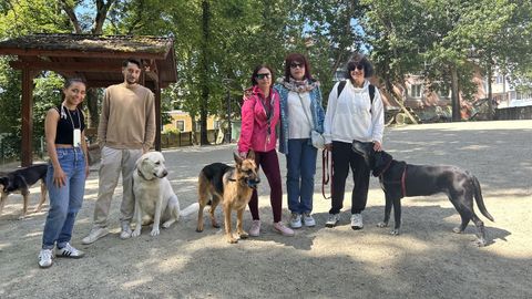 Grupo de usuarios del canil del parque de Santa Margarita, reformado justo hace un año.