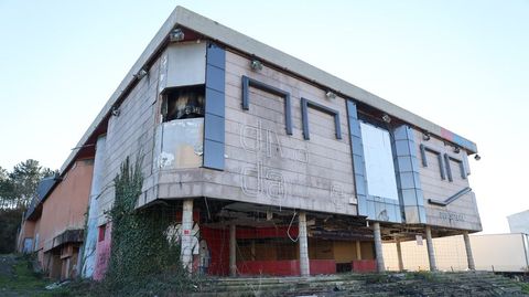 Vieja sala de fiestas de A Revolta, en Carballo