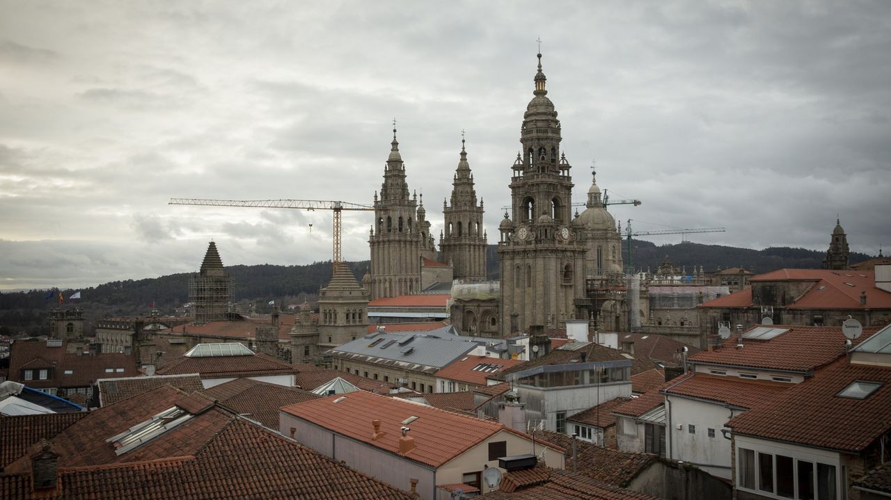 Los contratos caen en Santiago un 36 % en el primer mes de la zona tensionada