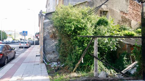 Parcela de la casa con basura y okupada en el 594 de la carretera de Castilla