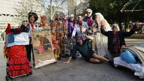 De izquierda a derecha, Mercedes S�nchez (Merceditas), Victoria Pinto, Valentina Pinto, Romualdo Irijoa, Manolo Salinas, Paula Monteagudo, Montse Novo, Jos� �ngel Gago (la Paca, tumbado), Jos� Faiado, Brais Palmero y su perro Beckham, y Jesusa Cabeza (Susa de Pastoriza).