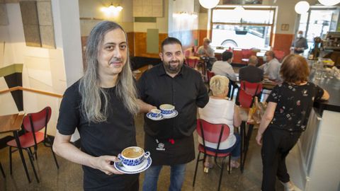 Pablo Iglesias, dueo de El Muelle y nieto del fundador, sirve cafs junto al camarero Manuel Torreira (detrs) en las tazas que Sargadelos serigrafi para el bar