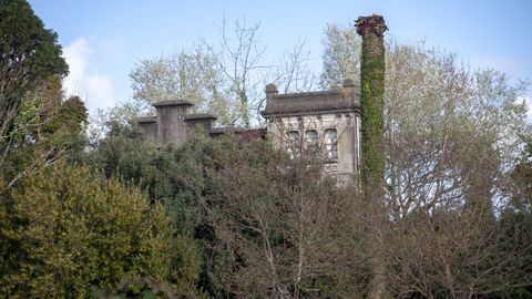 El caserón de Baltar, en la playa de Tanxil, es otro de los inmuebles que pueden encontrarse en la red social