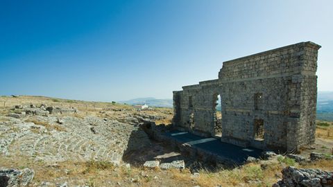 Teatro romano de Acinipo, en el término municipal de Ronda (Málaga). Su «cávea» está tallada directamente en la roca.