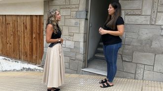 Martina Aneiros, a la izquierda, con una beneficiaria de las ayudas