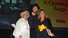 El actor Alfonso Bassave entreg� en Madrid el premio al mejor hotel de Espa�a para una escapada a Luisa Garc�a Gil y su hija Luisa Lorenzo, propietaria y directora de A Quinta da Auga. 