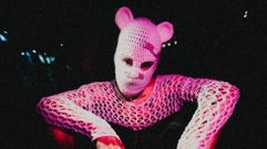 El artista Marasmo utiliza una m�scara que imita la cabeza de un oso de peluche