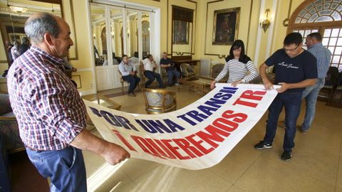 Los camioneros decidieron este martes continuar el encierro en el Ayuntamiento de Ferrol de forma indefinida.