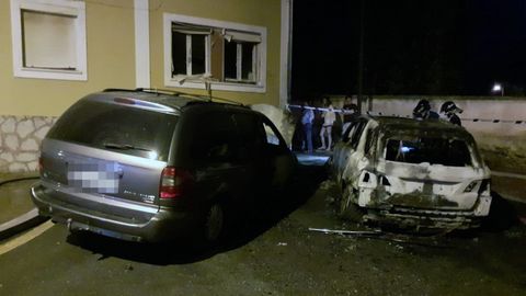 Dos veh�culos quemados en el barrio de Pescadores de Llanes