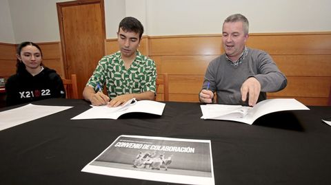 El director de la escuela Ballet de Galicia, Diego Land�n, y el del SEI San Narciso firmaron ayer un convenio de colaboraci�n