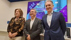 Teresa Barge, Luis Menor y Jos� Juan Cerdeira, en la presentaci�n de la �Tarxeta 8M�.