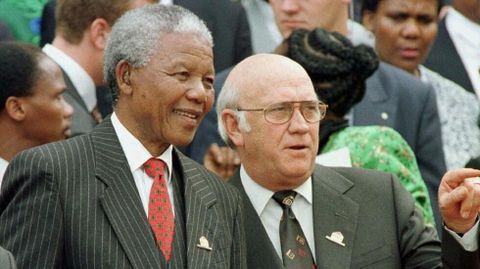 De Klerk, a la derecha de la imagen, con Nelson Mandela. 