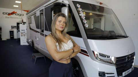 Sandra Jul, de 30 a&ntilde;os, es la gerente de Yakart Caravanas en el centro que tiene el grupo en A Coru&ntilde;a