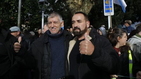El marinero e influencer Rogelio Santos (derecha), durante la manifestacin en defensa del mar gallego