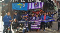 Miembros de la Pe�a Azul La Esquina y aficionados del Valladolid en la previa del partido de ayer