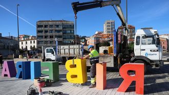 Operarios del Concello, colocando la B que sustituye a los letreros de Ribeira con corazn en los principales accesos al municipio.