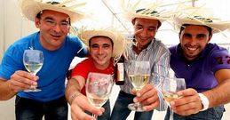 El buen tiempo invita a disfrutar hoy de la jornada final de la cita de Mea�o con su mejor vino. 