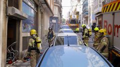 Los bomberos de Ferrol ventilan un s�tano de la calle S�nchez Barc�iztegui de donde sal�a una gran humareda.