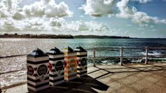 Papeleras para recogida selectiva de residuos junto a la bah�a de San Lorenzo