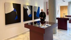 Jacinto Lara, supervisando el montaje de la exposici�n �Escalas fractales�