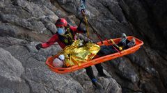 Rescate por los bomberos de un hombre que cay� al mar en la Domus el pasado d�a 13. 