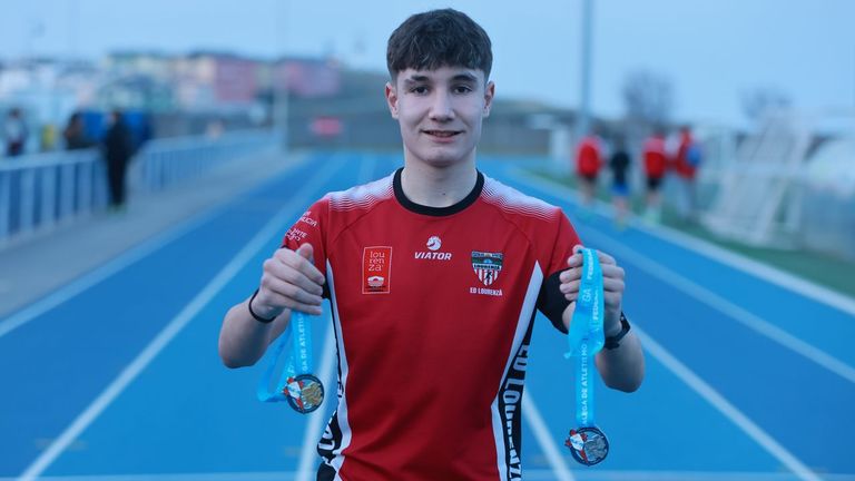 Moir�n luce sus medallas antes del entrenamiento de este martes en la pista de A Veiga.