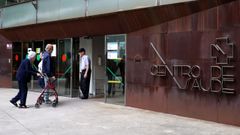 Varias personas entrando y saliendo del centro de salud Rosal�a de Castro, en Vigo.