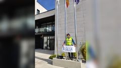 Jos Bona Gil se encaden al edificio del consistorio de Abadn para pedir que vuelva el suministro de agua de la trada a su casa.