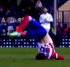 Manquillo, en el momento en el que toca el suelo con la cabeza.