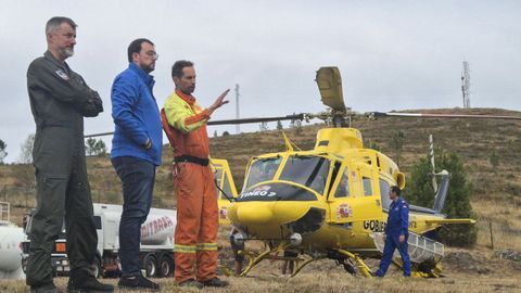El presidente de Asturias, Adri�n Barb�n (d) supervisa las labores de extinci�n del incendio que afecta a los alrededores de San Antol�n de Ibias