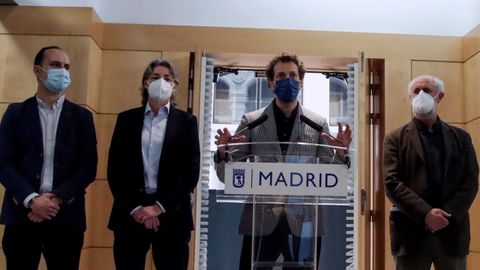Los concejales de M�s Madrid Marta Higueras (2i), Felipe Llamas (2d), Luis Cueto (d) y Jos� Manuel Calvo (i), durante la rueda de prensa ofrecida este jueves para analizar la situaci�n de la formaci�n en el ayuntamiento de la capital
