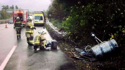 Efectivos trabajan en la zona del accidente para evitar el derramamiento de gas�leo