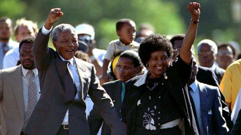 Nelson Mandela, acompaado de su entonces esposa, Winnie, tras salir de prisin en febrero de 1990