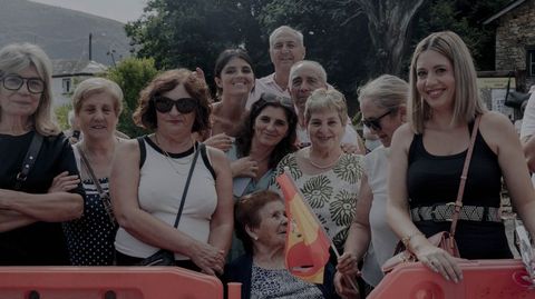 Algunos vecinos llevaron banderas de Espa�a.