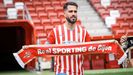 Pablo Insua con la bufanda del Sporting