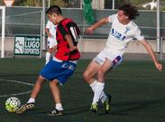 Diego N��ez, a la derecha, trata de interceptar la internada de un futbolista rival. 