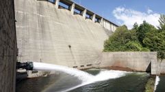 Salida de la presa de Vilasouto, en la que empieza el regad�o