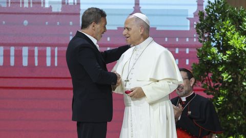 Antonio Banderas le estrecha la mano al papa Le�n XIV