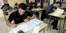 Momento de celebraci�n de las pruebas de ciclos de acceso a grado superior ayer por la ma�ana en el instituto Perdouro de Burela.