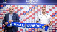Carlos Isaac, junto a Manolo Paredes durante su presentaci�n como futbolista del Real Oviedo