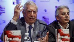 lvaro Vargas Llosa (derecha de la imagen) quien ha coordinado el libro El estallido del populismo, en el que participan distintas personalidades latinoamericanas, junto a su padre, el escritor Mario Vargas Llosa, autor del prlogo. 