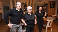 Responsables del Villa de Oro de Camari�as, que entra en la lista con cla etiqueta de Bib Gourmand