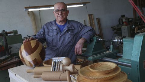 El ebanista Jos� Manuel Prado diversific� su actividad con una l�nea de autor con art�culos en madera que despacha en ferias sectoriales
