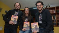 Os autores, Cristian F. Caruncho (esquerda) e a escritora Mar�a Canosa, compartiron presentaci�n co editor, Xos� Lu�s Mart�nez, no local da Asociaci�n de Veci�os Francisco Rodr�guez Otero, en Laba�ou