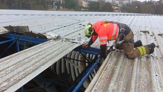 Bomberos trabajando en la cubierta de A Malata tras el desprendimiento del pasado mes de enero.