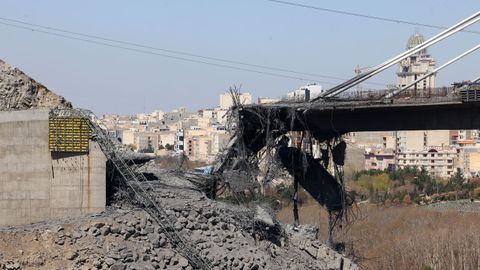 Da�os causados por las bombas sobre el mayor puente de Oriente Medio, en Karaj, el orgullo de los ingenieros iran�es
