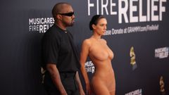 Kanye West y Blanca Censori posando en la alfombra roja