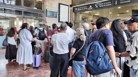 Viajeros en la estaci�n del AVE de Ourense, este jueves por la ma�ana