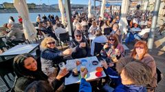 Terraza de los bares del paseo de Bouzas llenas de p&uacute;blico